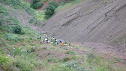 Rescue workers at the site of the road accident which killed nine in Yongsheng county, Southwest China's Yunnan province, Aug 13, 2012. [Photo/Xinhua]