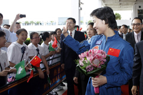 Liu Yang, a crew member of the Shenzhou IX manned space mission, greets Macao residents on Monday. The delegation, which includes the Shenzhou IX astronauts, started their three-day visit to Macao on Monday afternoon. Provided to China Daily
