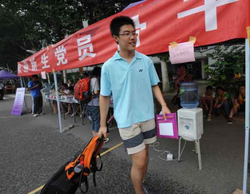 Li Ze, who got the highest score during the college entrance exam in Beijing, reports to Tsinghua University alone last week. [Photo/Beijing Times]