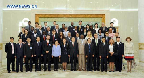 Chinese State Councilor Ma Kai (C, front) poses for group photos with delegates to a workshop on corruption prevention in developing countries and some diplomatic envoys in China, in Beijing, capital of China, Aug. 16, 2012. (Xinhua/Li Tao)
