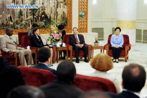 Chinese State Councilor Ma Kai (2nd R) meets with delegates to a workshop on corruption prevention in developing countries and some diplomatic envoys in China, in Beijing, capital of China, Aug. 16, 2012. (Xinhua/Li Tao)