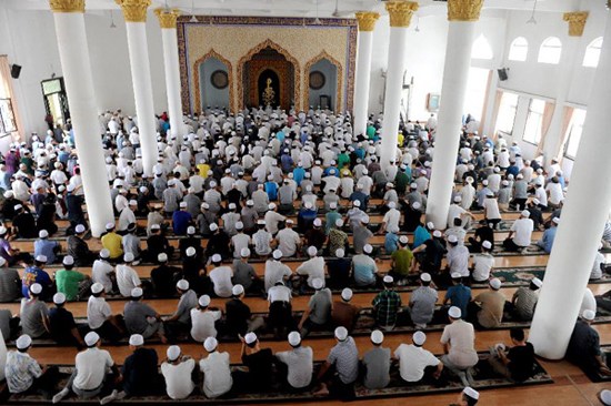  Muslims gather in Zhengzhou Mosque to take part in the ceremony of Eid-Al-Fitr in Zhengzhou, capital of central China's Henan Province, Aug. 19, 2012. Eid-Al-Fitr marks the end of the Muslim holy month of Ramadhan. (Photo: Xinhua)