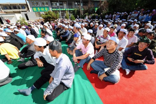 People pray to celebrate Eid al-Fitr, marking the end of Ramadan, in Yongning county, Northwest China's Ningxia Hui autonomous region. [Photo/Xinhua]