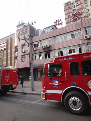 A fire truck parks near the restaurant which caught fire Sunday in Chaoyang district. (Photo: Global Times)