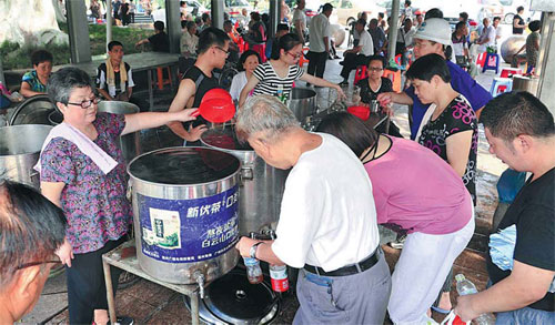 The Hongriting tea stand in a street in Wenzhou, Zhejiang province. It offers free tea to passers-by everyday to cool locals during the summer heat. The Hongriting tea stand has been open every summer for the past 40 years. Sun xinjian / For China Daily
