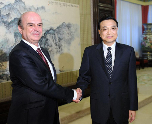 Chinese Vice Premier Li Keqiang (R) meets with Albanian Foreign Minister Edmond Panariti in Beijing, capital of China, Aug. 20, 2012. (Xinhua/Li Tao)