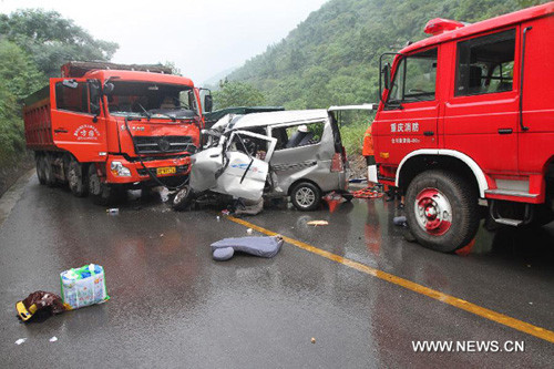 Photo taken on Aug. 20, 2012 shows a truck and a van involved in a traffic accident in Chongqing Municipality, south China. Twelve people of a family were killed after their van crashed into a truck in a suburb of Chongqing Monday. (Xinhua)