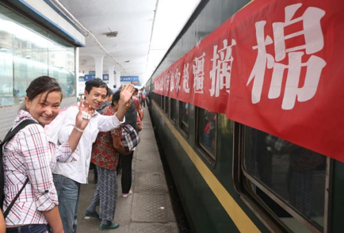 Cotton pickers queue to board the first special train bound for Xinjiang Uygur autonomous region on August 20, 2012 at Shangqiu Railway Station. [Photo/Xinhua] 