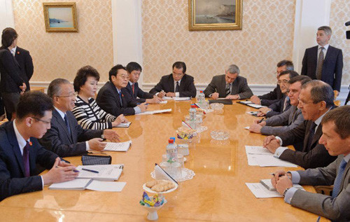 Chinese State Councilor Dai Bingguo (2nd L) meets with Russian Foreign Minister Sergey Lavrov (2nd R) in Moscow, capital of Russia, Aug. 21, 2012.(Xinhua/Jiang Kehong)