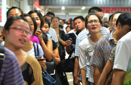 People wait in lines to make appointment with doctors at the Peking Union Medical College Hospital in Beijing on Sunday night. The hospital has opened all its appointment counters 24 hours a day since Sunday to alleviate the difficulty of making appointments. [Photo/Xinhua]