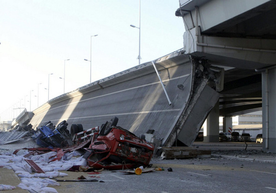 Trucks plunge off a collapsed bridge in Harbin, capital of Heilongjiang province, Aug 24, 2012. [Photo/Xinhua]