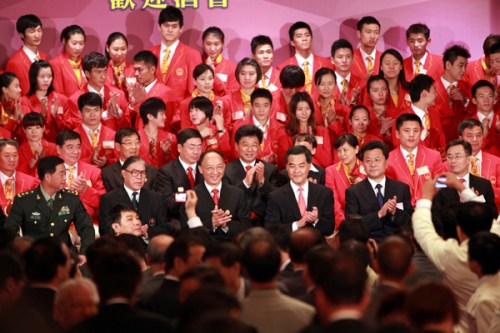 Hong Kong Chief Executive Leung Chun-ying (third from the right in the front row) gives a warm welcome to a delegation of Chinese Olympic gold medalists in Hong Kong on Aug 24. [Photo/Hong Kong China News Agency]