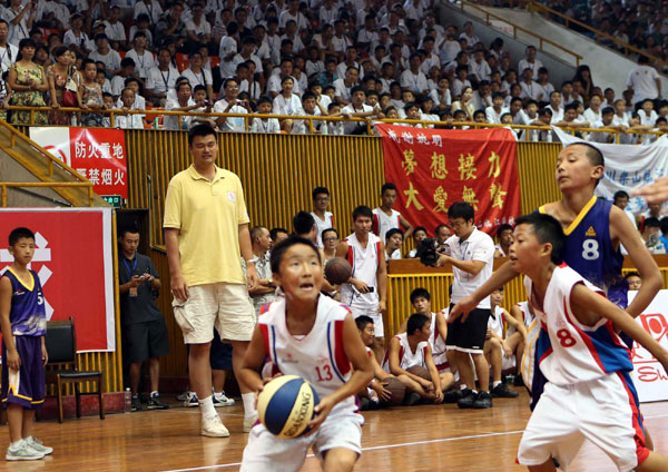 Former NBA All-Star center Yao Ming played the role of assistant coach during the final exhibition game of the Yao Foundation Hope Primary School Basketball Season at the Leshan Stadium on Saturday. Yao's team lost to a team led by Los Angeles Clippers fo