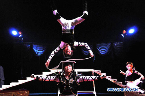 Acrobats of China's Fuyong Acrobatic Art Troupe perform during the Circuba International Circus Festival 2012, at Trompoloco tent, in Havana, capital of Cuba, on Aug. 27, 2012. China won the Grand Prix and a gold medal of the festival. (Xinhua/Joaquin Hernandez)