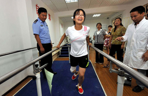 Xie Renci, a 16-year-old who lost her right leg 12 years ago, tries an artificial limb in a rehabilitation center in Guiyang, capital of Southwest China's Guizhou province, on Aug 7. [Photo/Xinhua]