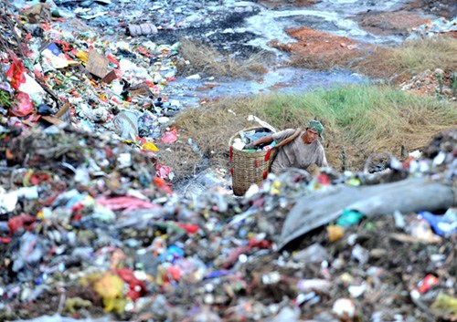 A garbage collector at a dumpsite in Nanning, capital of South Chinas Guangxi Zhuang autonomous region, in July. [Photo/Xinhua] 