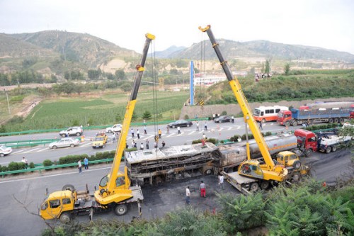 A sleeper bus crashed into the back of a tanker carrying methanol, a highly combustible liquid, on a highway in Yan'an, Shaanxi province, resulting in 36 fatalities and 3 injuries on Aug 26. [China New Services]