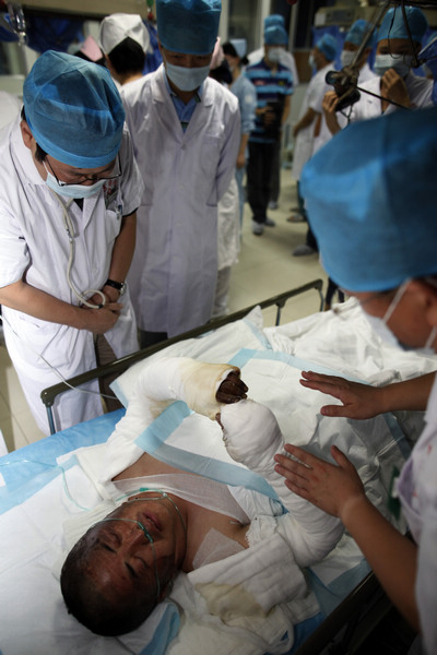 Zhang Shixiong, a man severely injured in the Yan'an traffic accident on Sunday, is transferred to the Xijing Hospital in Xi'an, Shaanxi province, on Monday. Li Zonghua / for China Daily 