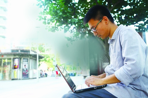 A man attempts to access the free Wi-Fi through a laptop at The Place in Chaoyang district Wednesday. (Photo: Global Times)