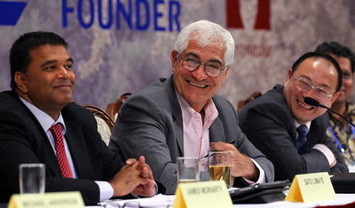 Satu Limaye (left), director of East-West Center in Washington, answers questions in the plenary session of the three-day EWC 15th biennial international alumni conference in Beijing on Sunday. Zou Hong / China Daily