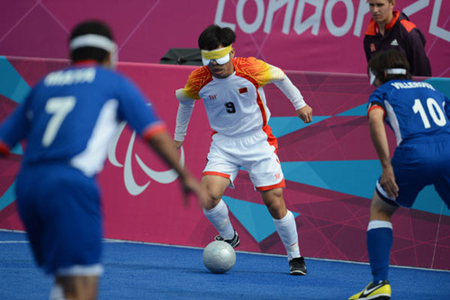 China's Wang Zhoubin, center, controls the ball during their London Paralympics football 5-a-side Group B match against France in London, Sept 2, 2012. [Photo/Xinhua]