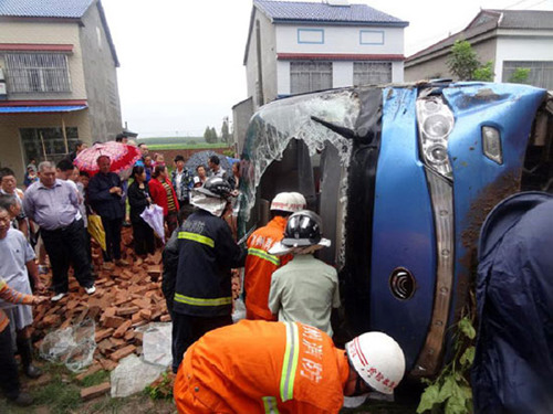 Rescuers work at a traffic accident site in Longhua Village of Jingzhou City, central China's Hubei Province, Sept. 2, 2012. A bus carrying 34 high school students suffered a traffic accident early Sunday morning, leaving two people dead and 13 others injured. (Photo: Xinhua/Hui Bin)
