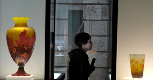 A visitor appreciates a piece of artwork at the private Liuli China Museum in Shanghai on March 4. The Shanghai municipal government is encouraging more private museums to offer free admission by allocating special funds and pairing them with State-owned 