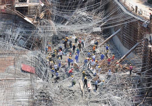 Rescuers search for trapped workers after a construction site collapsed in Wuhan, Hubei province, on Wednesday morning. Chen Liang / for China Daily