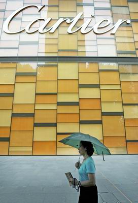 A Cartier outlet in Nanjing, Jiangsu province. Mainland consumers are less eager for jewelry and expensive hand bags, says a joint research by Ipsos and Ruder Finn. [Photo/China Daily] 