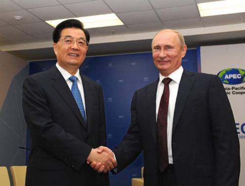 Chinese President Hu Jintao (L) meets with his Russian counterpart Vladimir Putin in Vladivostok, Russia, Sept 7, 2012. [Photo/Xinhua]