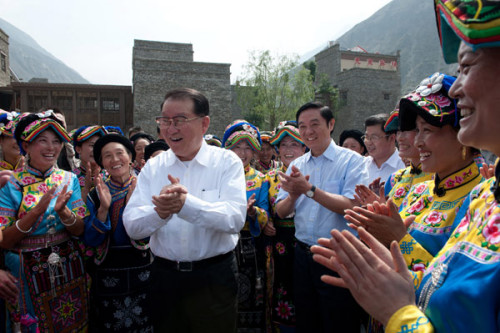 Li Changchun (C), a member of the Standing Committee of the Political Bureau of the Communist Party of China (CPC) Central Committee, visits the Taoping Village of the Qiang ethnic group in Lixian County, southwest China's Sichuan Province, Sept. 7, 2012. Li made an inspection tour in Sichuan from Sept. 5 to 9. (Xinhua/Jiang Hongjing)