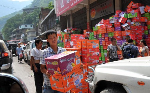Local people get instant noodles in the worst-hit Luozehe Township of Yiliang County, southwest China's Yunnan Province, Sept. 9, 2012. Daily necessities are basically available in the quake-hit areas in Yunnan Province, and instant noodles and bottled wa