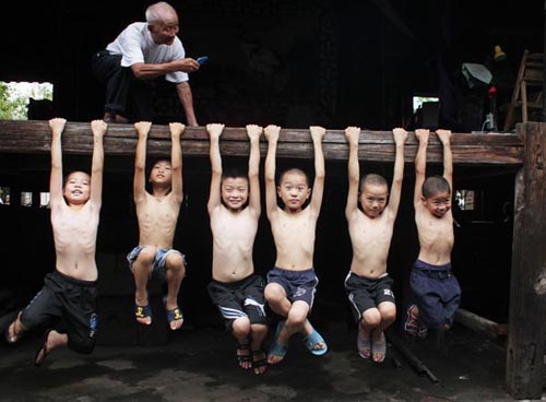 Retired teacher Lin Jianping still gives physical education courses in Dazhe county in Zhejiang province's Lishui. Photo Provided to China Daily