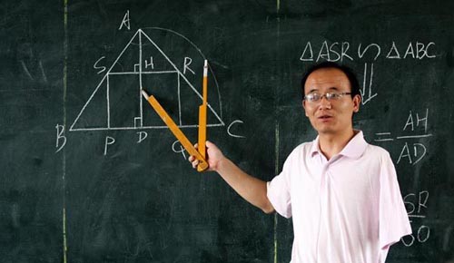 Middle school teacher Zhang Leipeng, who lost his left arm in a childhood car accident, gives math classes in Pinglu county, Shanxi province. Photo Provided to China Daily