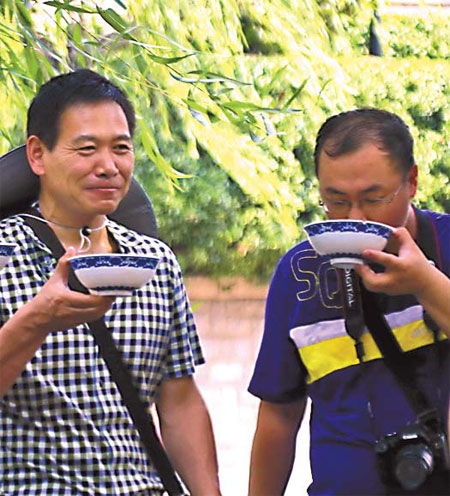 Dawan cha is the preferred beverage of choice by the side of Jinan city's famous springs. (China Daily/Ju Chuanjiang)
