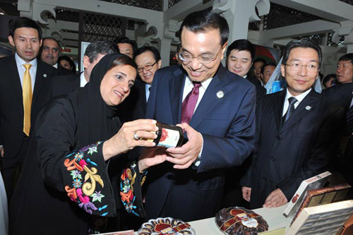 Vice-Premier Li Keqiang and UAE Foreign Trade Minister Sheikha Lubna bint Khalid bin Sultan Al Qasimi inspect goods at the China (Ningxia) International Investment and Trade Fair in Yinchuan on Wednesday. Su Baowei / For China Daily 
