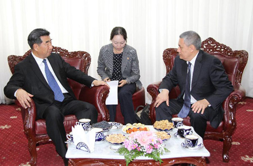 Chinese Vice Premier Hui Liangyu (L) meets with Uzbek First Deputy Prime Minister Rustam Azimov in Tashkent, capital of Uzbekistan, Sept. 12, 2012. (Xinhua/Dong Longjiang)