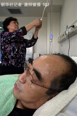 Zhuang Zedong receives an intravenous infusion at a Beijing hospital on Sunday. (Photo: China Daily)