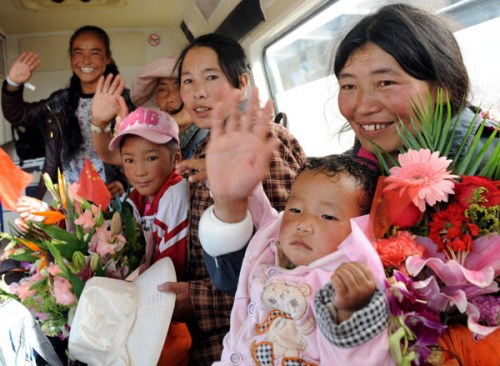 Children from southwest China's Tibet autonomous region are seen arriving in Beijing together with their parents to receive free surgery to treat their congenital heart disease on Sept 18, 2012. [Photo/Xinhua]