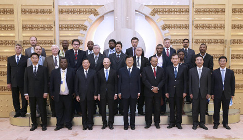 Liu Yunshan (C, front), a member of the Political Bureau of the Communist Party of China (CPC) Central Committee and publicity chief of the CPC, poses for a group photo with delegates who attend a round-table conference on emerging countries' Internet development in Beijing, capital of China, Sept. 18, 2012. (Xinhua/Pang Xinglei)