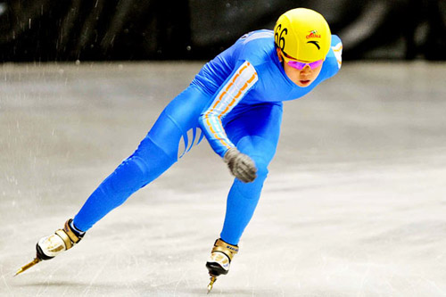 Wang Meng competes at the national short track speed skating league's Harbin stop on Thursday in Harbin, Heilongjiang province. Wang clocked 1 min 30.949 sec in the nine-lap pursuit to qualify for the Group A race. It was Wang��s return from a suspension 