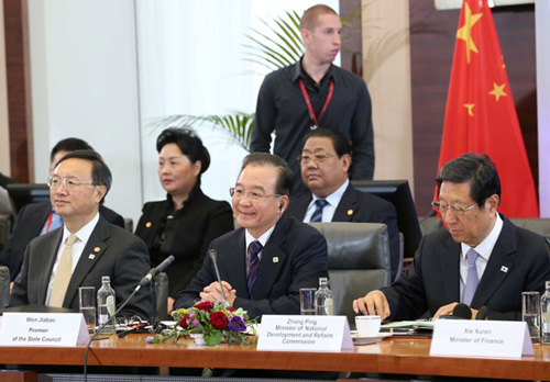 Chinese Premier Wen Jiabao (C, front) attends the 15th China-EU Summit in Brussels, Belgium, Sept. 20, 2012. (Xinhua/Ding Lin)