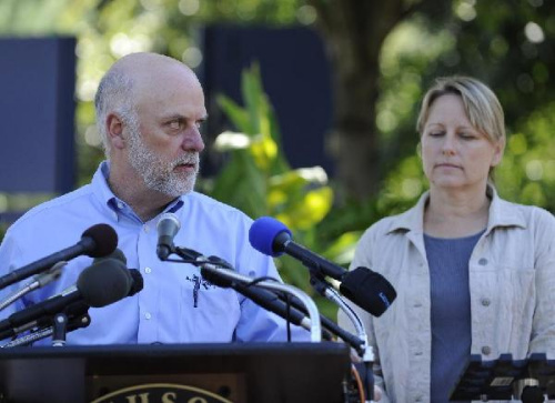 Dennis Kelly (L), director of the National Zoo, holds a press conference on a giant panda cub's death at the National Zoo in Washington D.C., capital of the United States, Sept. 23, 2012. The giant panda cub born at the U.S. National Zoo in Washington a w