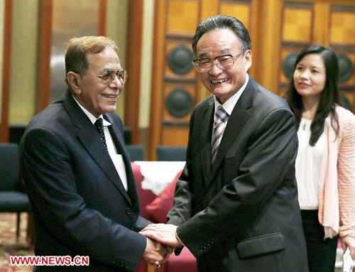 Wu Bangguo (R, front), chairman of the Standing Committee of China's National People's Congress (NPC), meets with Abdul Hamid, speaker of the Bangladesh National Assembly, in Chengdu, capital of southwest China's Sichuan Province, Sept. 25, 2012. Hamid is to attend the 13th Western China International Fair. (Xinhua/Ju Peng)