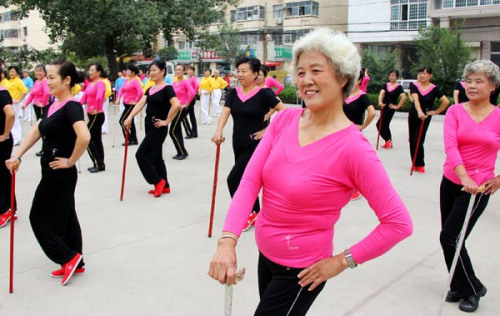 Elderly residents take part in a cane aerobics competition in the Shizhong district in Zaozhuang, Shandong province, on Wednesday. About 6,000 senior citizens practice cane aerobics in the district.JI ZHE / FOR CHINA DAILY