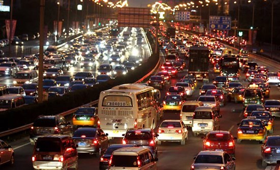 Traffic moves at a snail's pace near Beijing's Wanghe Bridge on Wednesday evening. The capital has seen major traffic jams in the past several days as the number of commuters swelled ahead of the eight-day national holiday. (Photo: China Daily)
