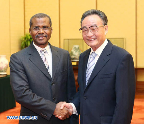 Wu Bangguo (R), chairman of the Standing Committee of the National People's Congress, meets with Basilio Mosso Ramos, president of Cape Verde's National Assembly, at the Great Hall of the People in Beijing, capital of China, Sept. 28, 2012. (Xinhua/Yao Dawei) 