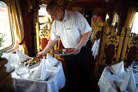 The special tourism train from Moscow to Beijing offers a variety of food for travelers. Comfortable facilities and great service are two of the biggest attractions. [Photo/Xinhua]