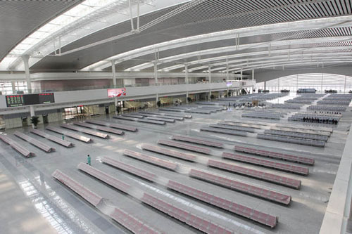 Photo taken on Oct 8, 2012 shows the waiting room of the Dalian North Railway Station, a terminus of the new Harbin-Dalian High-Speed Railway, in Dalian, Northeast China's Liaoning province. China on Monday tested the world's first alpine high-speed rail line, which threads through the country's three northeastern provinces. The new high-speed railway is expected to reduce travel time between Harbin and Dalian to four hours. The weather-proof CRH380B bullet trains serving the line can accomodate temperatures from minus 40 degrees Celsius to 40 degrees Celsius above zero. [Photo/Xinhua]