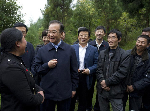 Chinese Premier Wen Jiabao (2nd L) talks with a villager at Yangquegou Village in Bijie City, southwest China's Guizhou Province, Oct. 6, 2012. Wen paid an inspection tour to Bijie City from Oct. 6 to 7.(Xinhua/Li Xueren)
